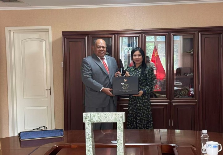 Ambassador ‘Uta’atu meeting with Ms Kong Qingyun of Jiangsu Fenghai New Energy Seawater Desalination Development Co., Ltd.